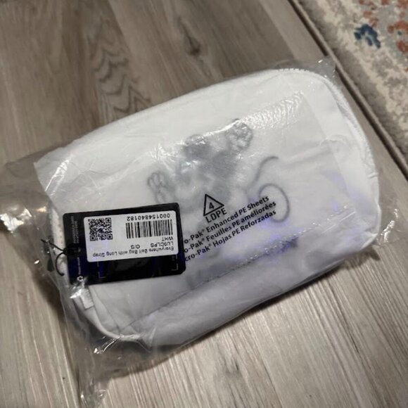 NWT Disney x lululemon Everywhere Belt Bag 1L Mickey in Motion Graphic White - Picture 2 of 6